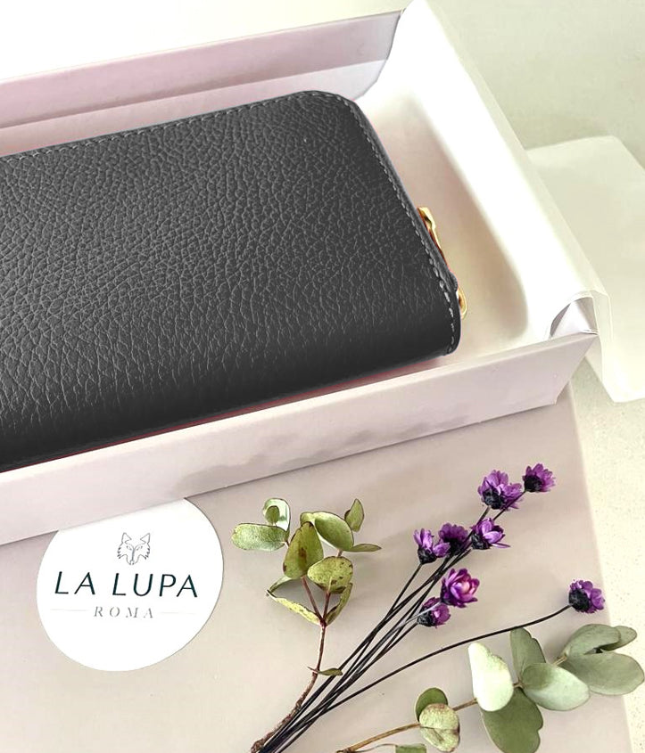 Lara Black Wallet Italian Leather from LA LUPA / Close Up detail