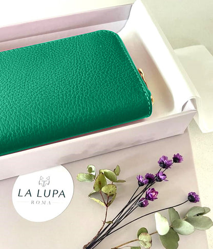 Lara Green Wallet Italian Leather from LA LUPA / Close up